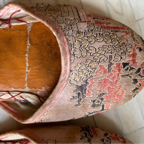 Vintage Chinese baby slippers 1970s pink Chinese slipper silk brocade & leather - Picture 10 of 10